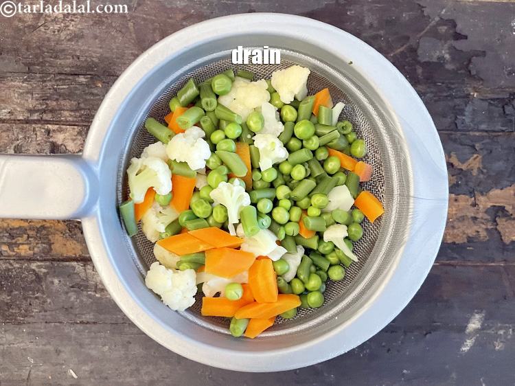 स्टेप 9 – छलनी से छान लें।