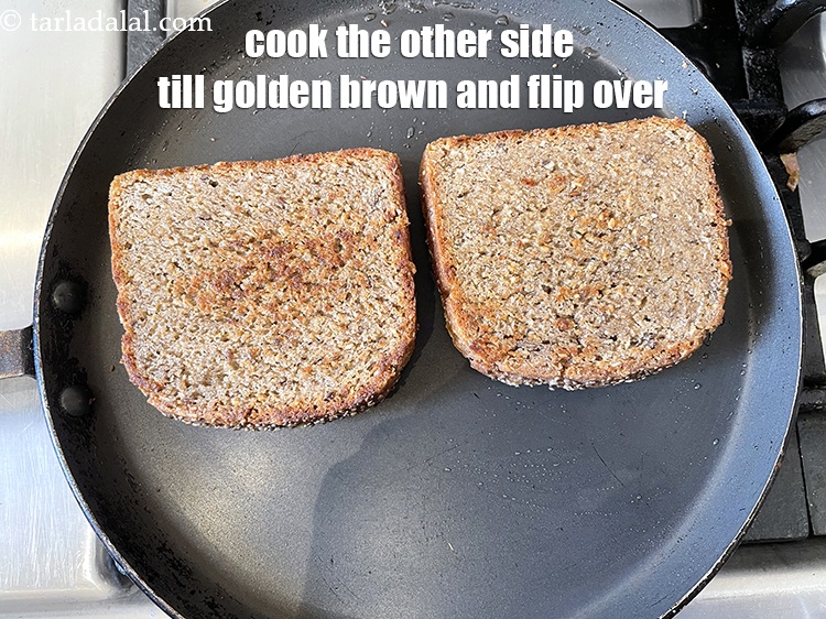 स्टेप 26 – दूसरी तरफ से भी सुनहरा भूरा होने तक पकाएं। पलट …