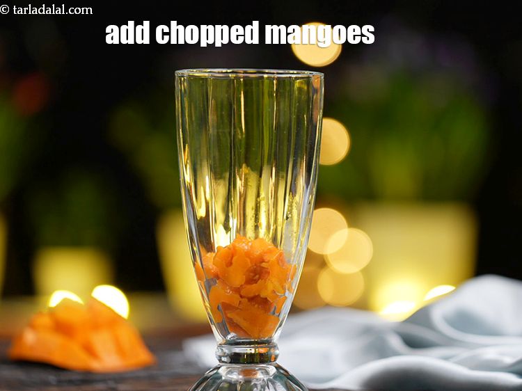 स्टेप 9 – २ टेबल-स्पून&nbsp;<a href=""https://www.tarladalal.com/glossary-chopped-mango-hindi-803i"">कटे हुए अल्फांसो आम</a>&nbsp;डालें।