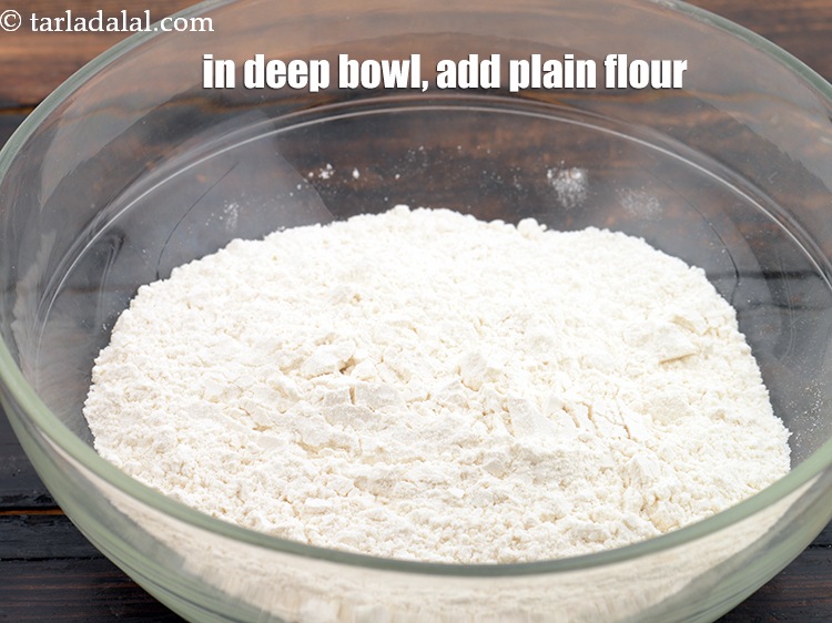 स्टेप 9 – एक गहरे कटोरे में २ कप&nbsp;<a href=""https://www.tarladalal.com/glossary-plain-flour-maida-hindi-188i"">मैदा</a>&nbsp;डालें ।