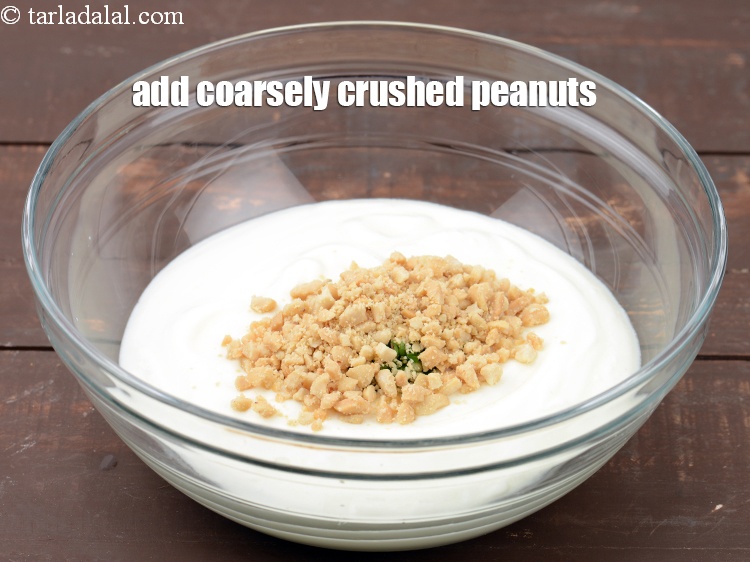 स्टेप 9 – २ टेबल-स्पून&nbsp;दरदरी&nbsp;<a href=""https://www.tarladalal.com/glossary-crushed-raw-peanuts-hindi-917i"">क्रश की हुई मूंगफली</a>&nbsp;डालें।