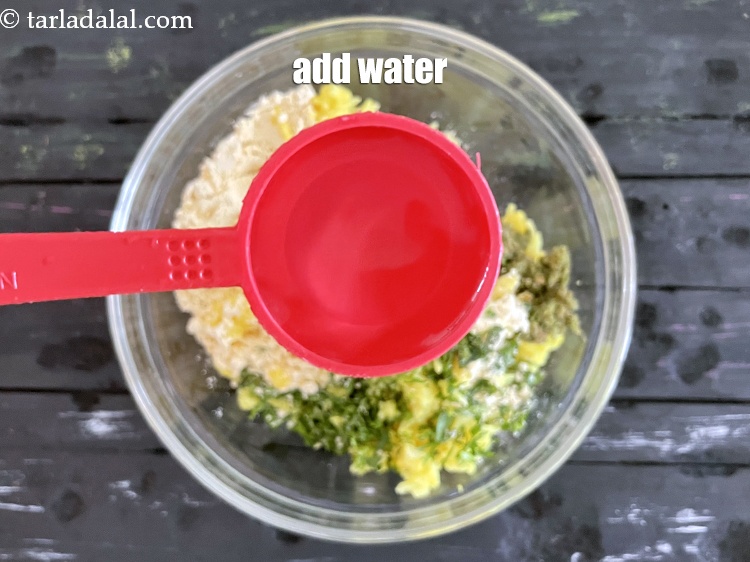 स्टेप 10 – यदि आवश्यक हो तो १ टेबल-स्पून पानी डालें।&nbsp;ये इस बात …