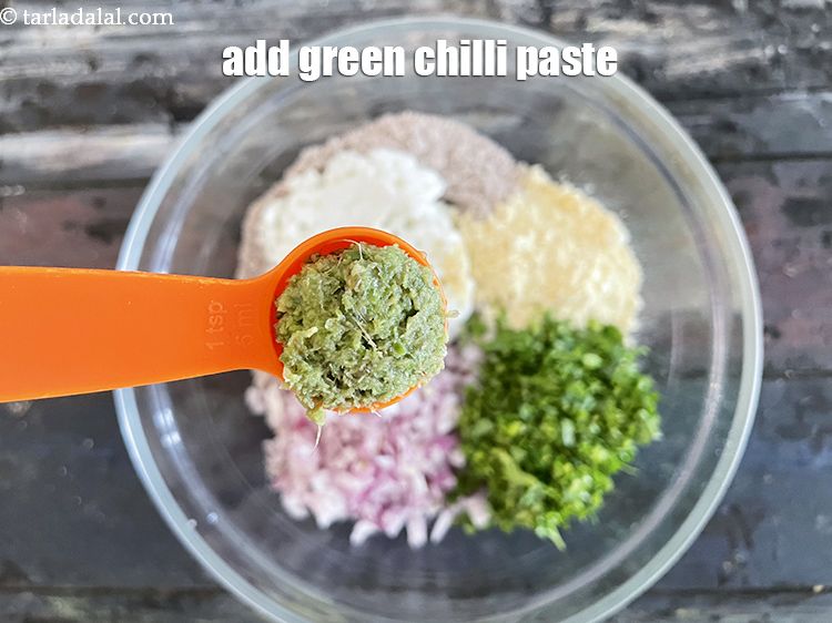 स्टेप 11 – १ टी-स्पून&nbsp;<a href=""https://www.tarladalal.com/glossary-green-chilli-paste-hari-mirch-ki-paste-mirchi-paste-hindi-333i"">हरी मिर्च का पेस्ट</a> डालें।