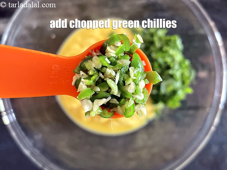 स्टेप 12 – २ टी-स्पून&nbsp;बारीक&nbsp;<a href=""https://www.tarladalal.com/glossary-chopped-green-chilli-hindi-820i"">कटी हुई हरी मिर्च</a>&nbsp;<span style=""font-size:11.0pt""><span style=""background-color:white""><span style=""font-family:&quot;Nirmala UI&quot;,sans-serif""><span …