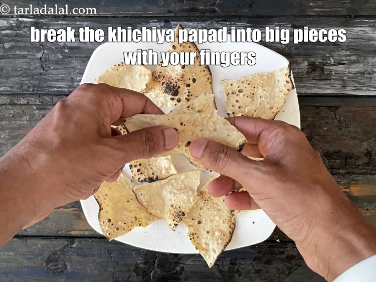 स्टेप 9 – खिचिया पापड़ को अपनी उंगलियों से बड़े टुकड़ों में तोड़ …