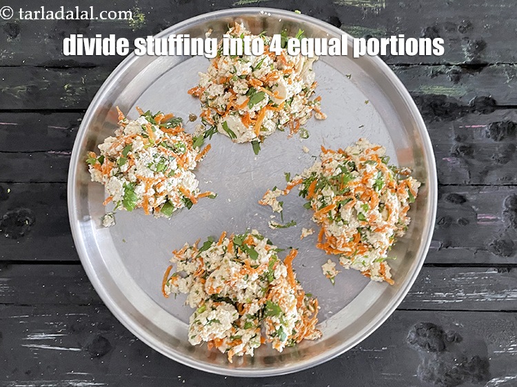 स्टेप 9 – स्टफिंग को 4 बराबर भागों में बाँटकर एक तरफ रख …