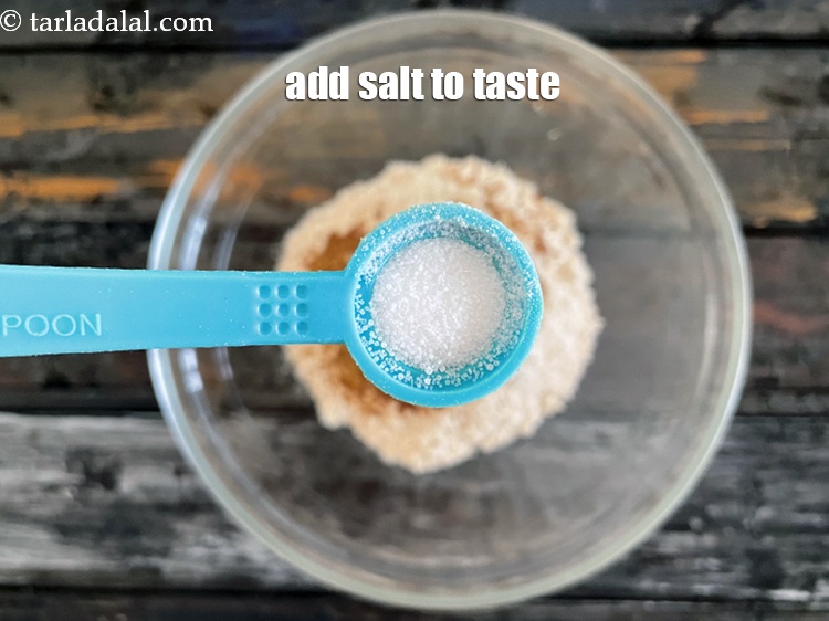 स्टेप 11 – <a href=""https://www.tarladalal.com/glossary-salt-namak-table-salt-hindi-418i"">नमक</a>&nbsp;स्वादानुसार&nbsp;डालें। हमने 1/4 चम्मच नमक डाला।