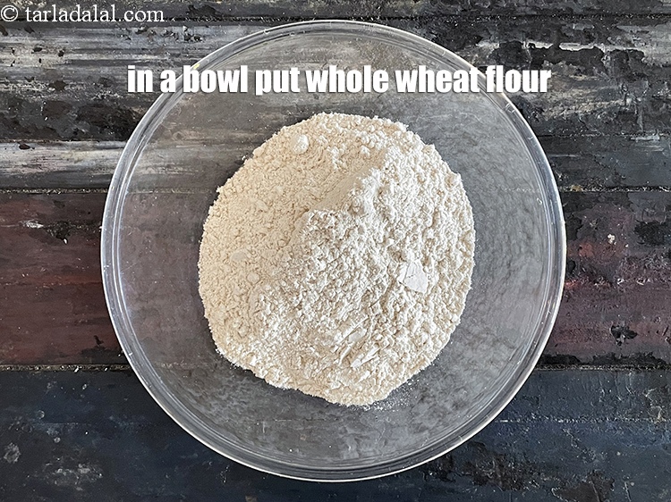 स्टेप 9 – एक कटोरे में&nbsp;१ १/४ कप&nbsp;<a href=""https://www.tarladalal.com/glossary-whole-wheat-flour-gehun-ka-atta-gehun-ka-aata-hindi-429i"">गेहूं का आटा</a>&nbsp;डालें ।