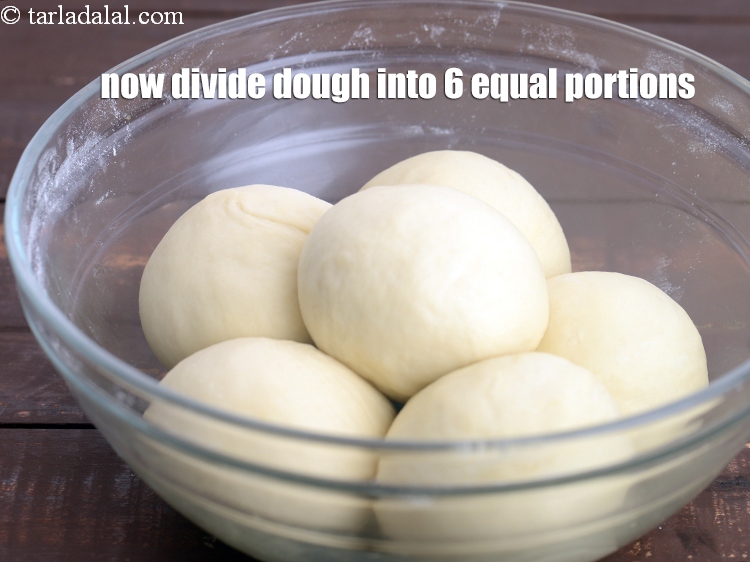 स्टेप 10 – अब आटे को 6 बराबर भागों में बांट लें&nbsp;।