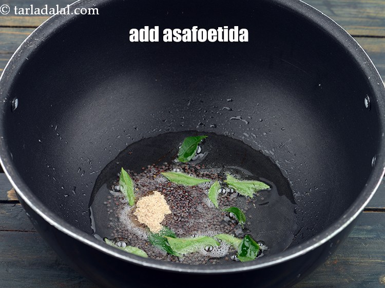 स्टेप 9 – १ टी-स्पून <a href=""https://www.tarladalal.com/glossary-asafoetida-hing-hindi-113i"">हींग</a> डालें।