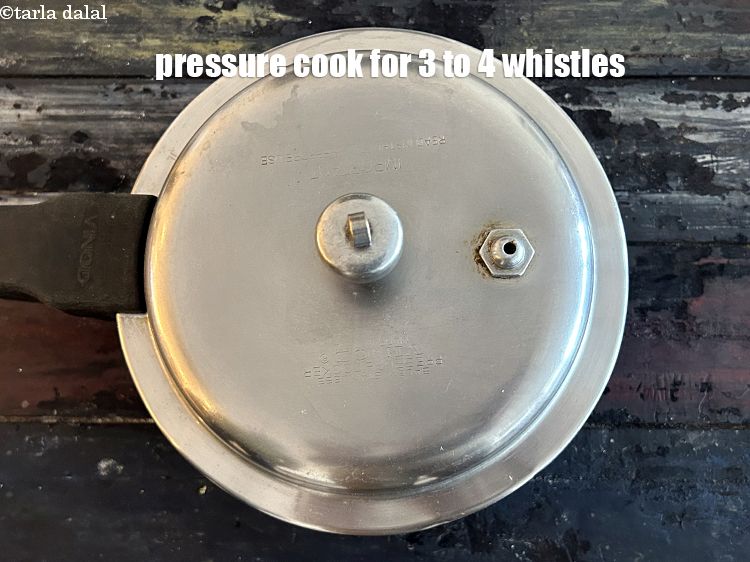 स्टेप 9 – 3 से 4 सीटी आने तक प्रेशर कुक करें।