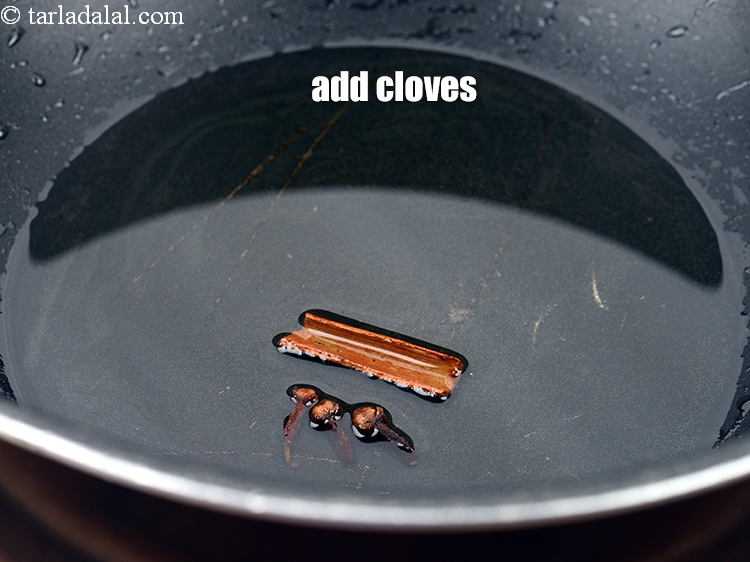 स्टेप 9 – ३&nbsp;<a href=""https://www.tarladalal.com/glossary-cloves-laung-lavang-hindi-322i"">लौंग</a>&nbsp;डालें।&nbsp;&nbsp;