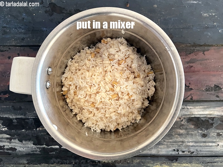 स्टेप 10 – मिक्सर में डाल दीजिए।