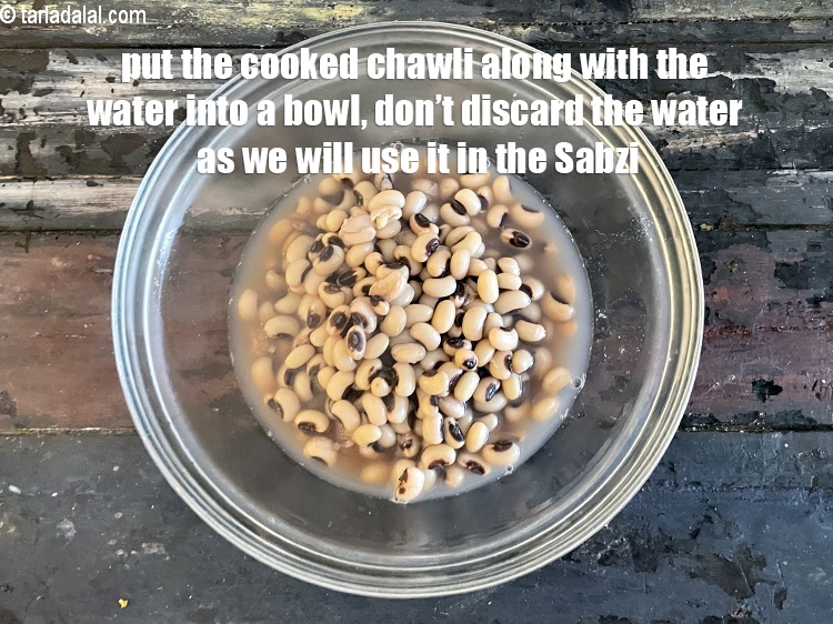 Step 16 – <meta charset="UTF-8" /> Put the cooked chawli along with the water into a bowl.<u><em> Don&#39;t …