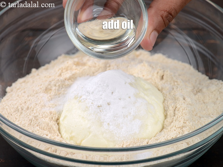 स्टेप 9 – 2 चम्मच तेल डालें।