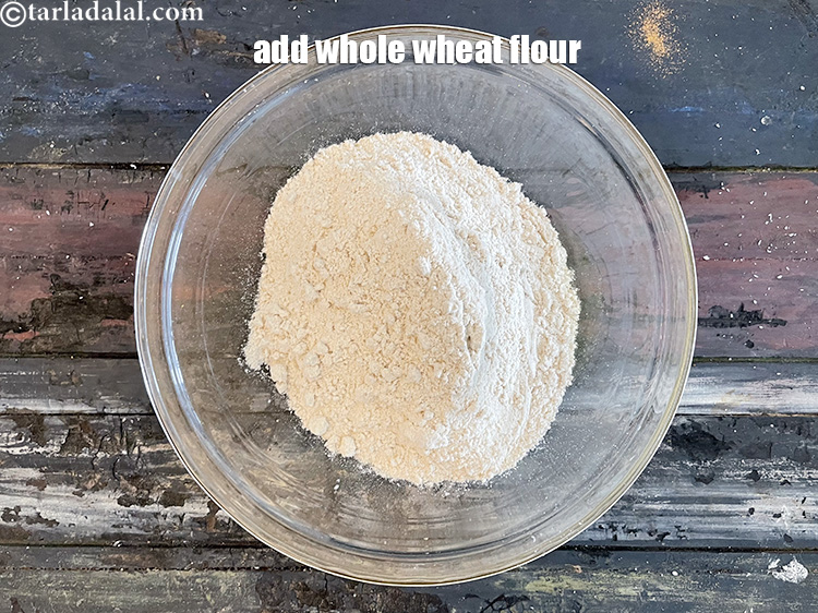 स्टेप 10 – १ १/२ कप&nbsp;<a href=""https://www.tarladalal.com/glossary-whole-wheat-flour-gehun-ka-atta-gehun-ka-aata-hindi-429i"">गेहूं का आटा</a>&nbsp;डालें।