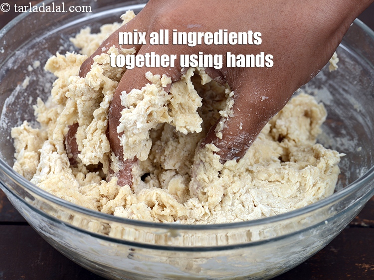 स्टेप 8 – हाथों की सहायता से सभी सामग्री को आपस में मिला …