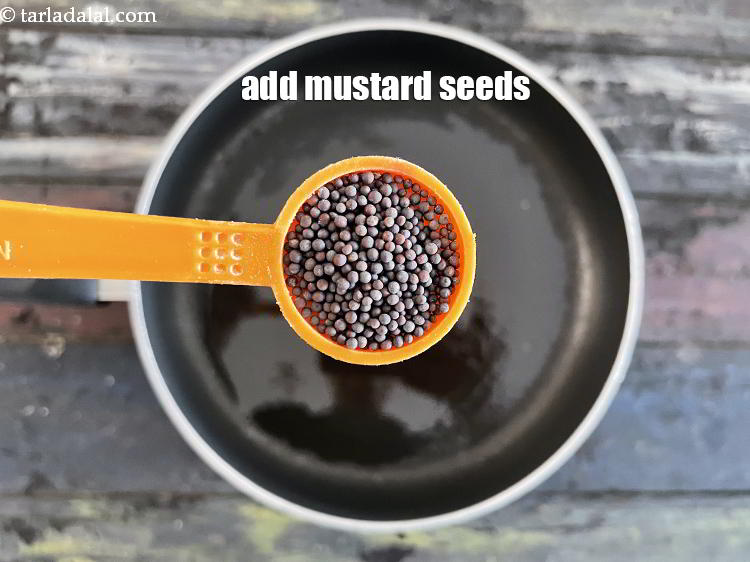 स्टेप 9 – १ टी-स्पून&nbsp;<a href=""https://www.tarladalal.com/glossary-mustard-seeds-sarson-rai-sarson-ke-beej-hindi-525i"">सरसों</a>&nbsp;डालें&nbsp;&nbsp;।