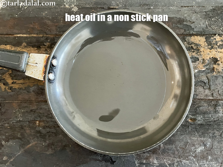 Step 3 – Heat 1 tbls oil in a small pan.