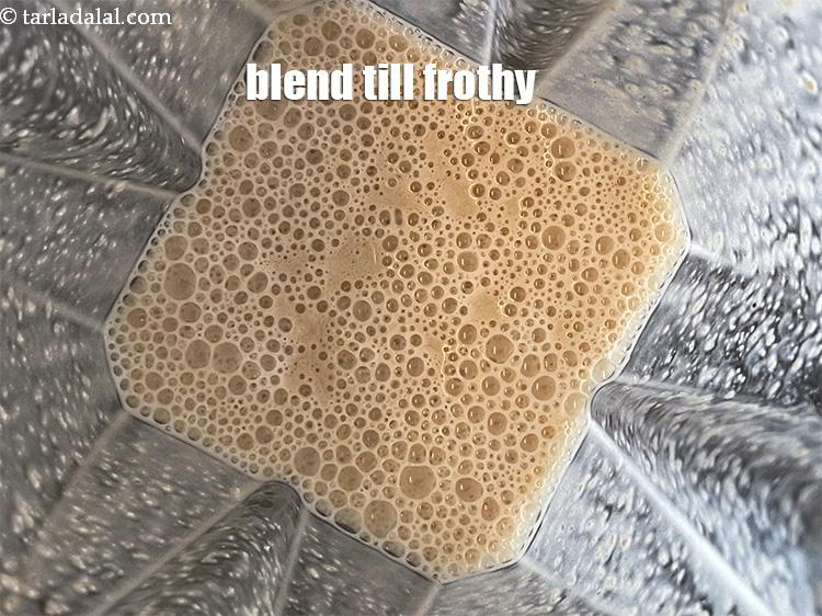 स्टेप 9 – झागदार होने तक ब्लेंड करें।