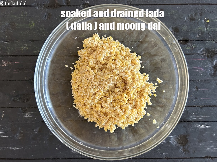 Step 11 – <p>Saoked and drained fada (dalia, broken wheat) and moong dal.</p>