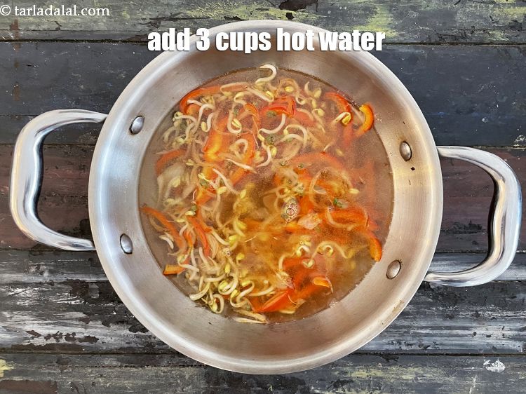 स्टेप 12 – 3 कप गरम पानी डालें।