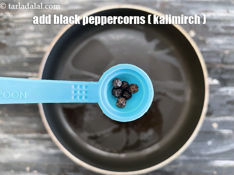 स्टेप 9 – ४ से ५&nbsp;<a href=""https://www.tarladalal.com/glossary-black-peppercorns-kali-mirch-kalimirch-hindi-566i"">काली मिर्च</a>&nbsp;<span style=""font-size:11pt""><span style=""font-family:Calibri,sans-serif""><span style=""background-color:white""><span style=""font-family:&quot;Nirmala UI&quot;,sans-serif""><span …