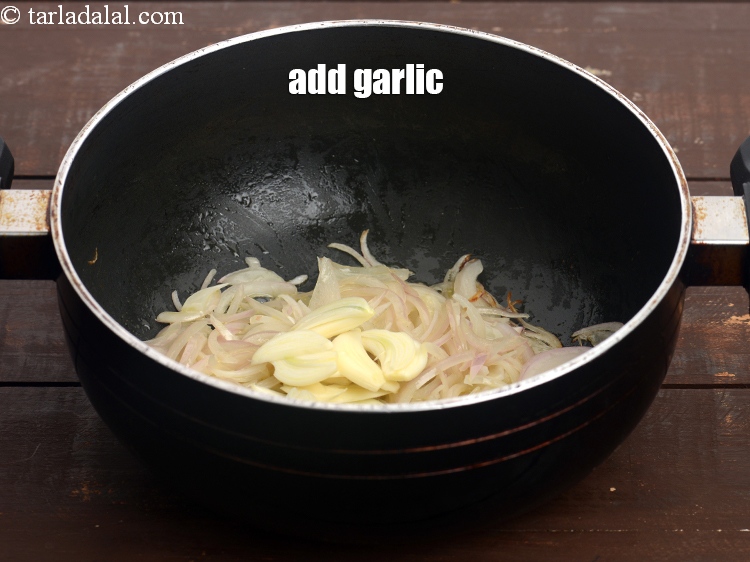 Step 9 – Add 1 tbsp&nbsp;thinly&nbsp;<a href="https://tarladalal.com/glossary-sliced-garlic-773i">sliced garlic (lehsun)</a>.&nbsp;