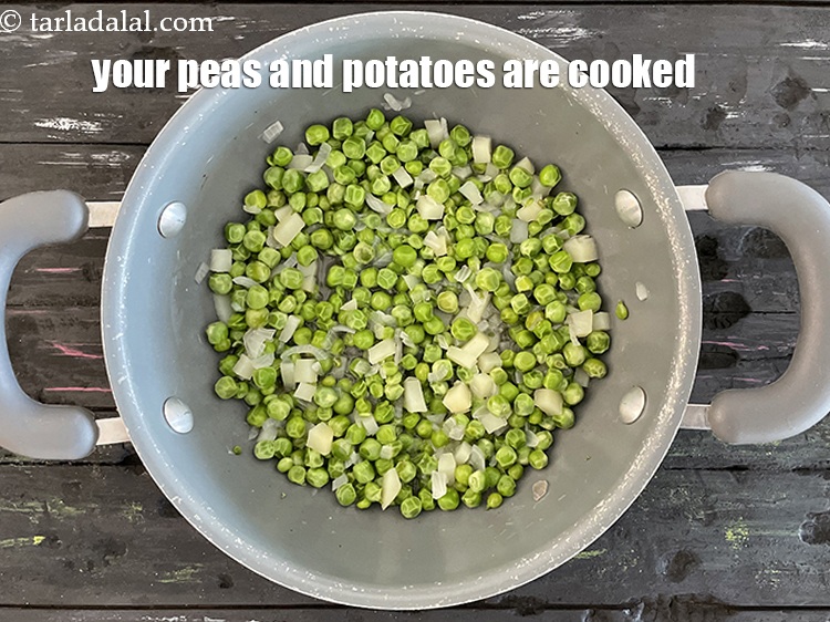 स्टेप 9 – आपके मटर और आलू पक गये हैं।