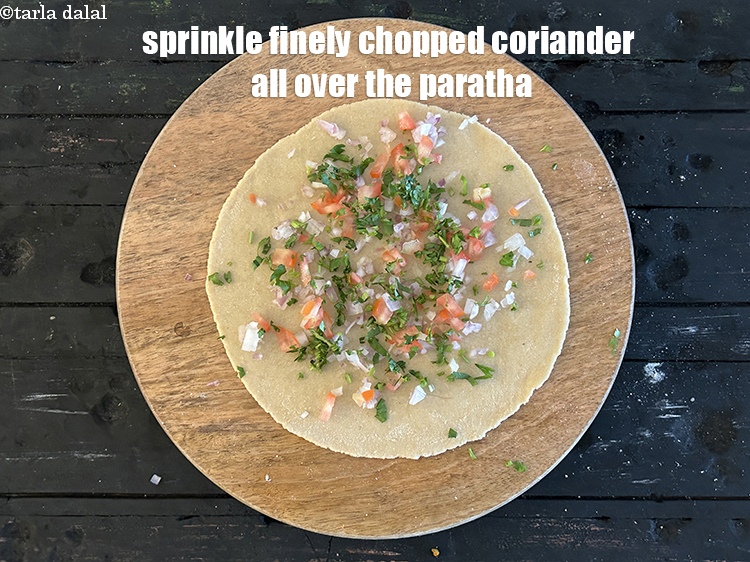 स्टेप 16 – परांठे के ऊपर 1 टी-स्पून बारीक कटा हरा धनियां छिड़क …