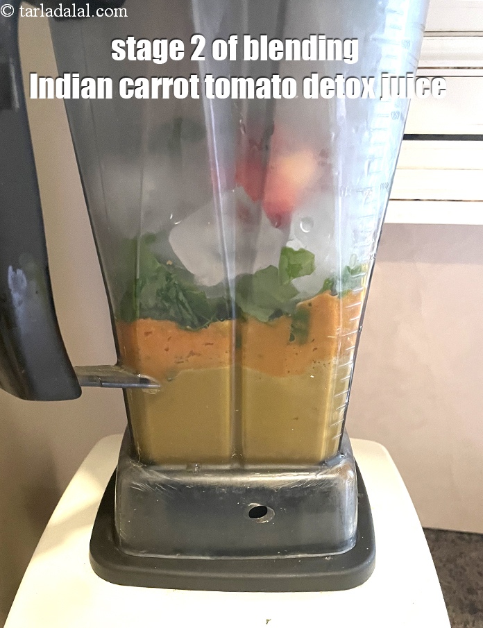 स्टेप 9 – <strong>गाजर टमाटर डिटॉक्स जूस को</strong>&nbsp;मिश्रित करने का चरण 2।