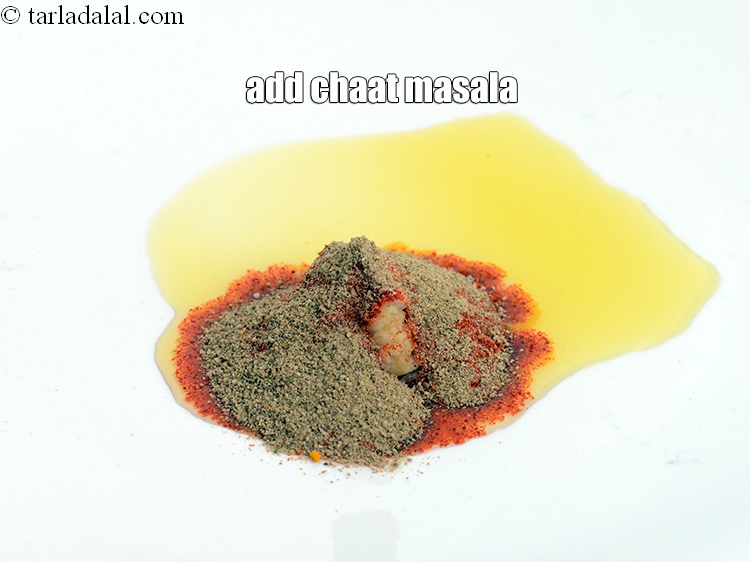 स्टेप 9 – १ टी-स्पून&nbsp;<a href=""https://www.tarladalal.com/glossary-chaat-masala-hindi-300i"">चाट मसाला</a>&nbsp;डालें।