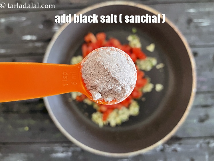 स्टेप 16 – १ टी-स्पून&nbsp;<a href=""https://www.tarladalal.com/glossary-sea-salt-khada-namak-hindi-421i"">काला नमक (सांचल)</a>&nbsp;डालें।