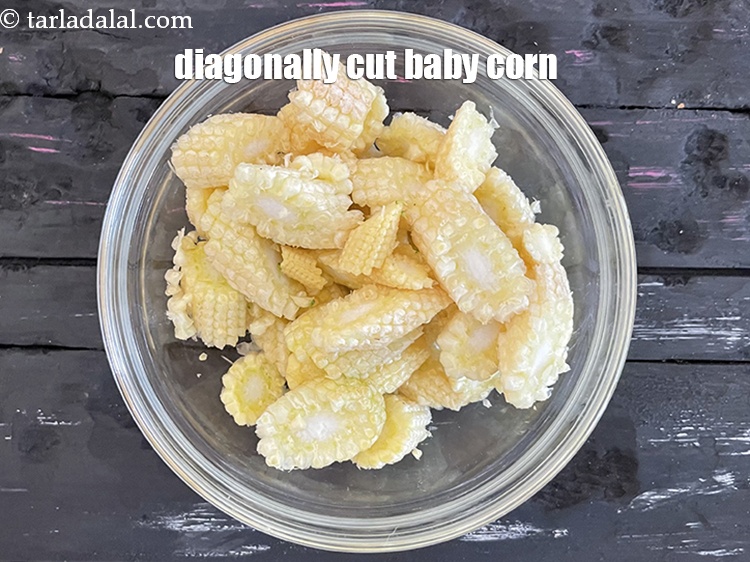 Step 3 – <meta charset="UTF-8" />This is what diagonally cut&nbsp;baby corn looks like.&nbsp;