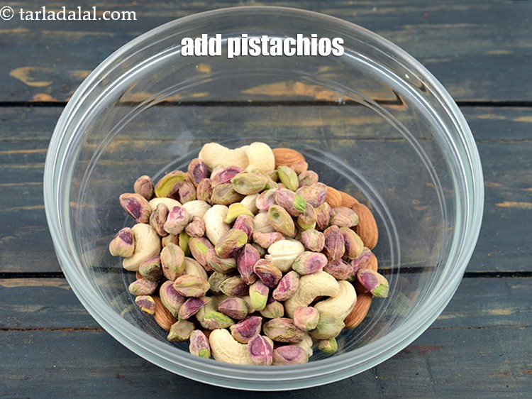 स्टेप 9 – १/२ कप <a href=""https://www.tarladalal.com/glossary-pistachios-pista-hindi-891i"">पिस्ता</a> डालें।