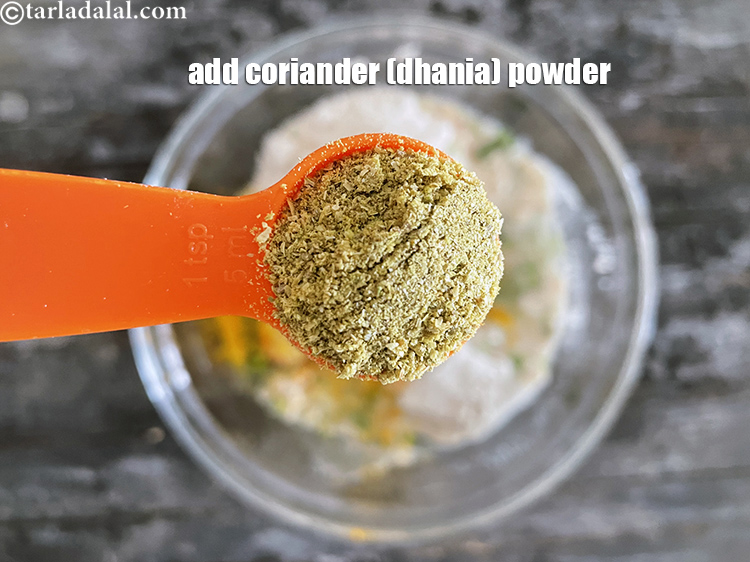 स्टेप 13 – १ टी-स्पून <a href=""https://www.tarladalal.com/glossary-coriander-powder-dhania-powder-hindi-370i"">धनिया पाउडर</a> डालें।