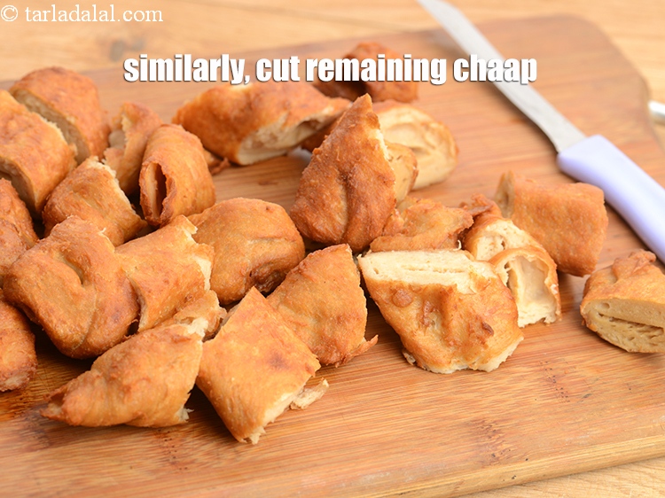 Step 12 – Cut the fried soya chaap diagonally into 3 pieces each. Similarly, cut the remaining chaap.