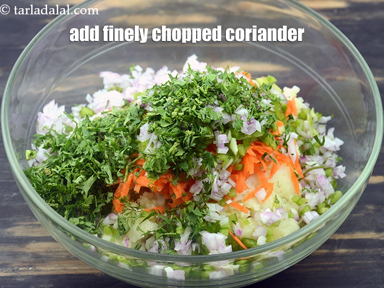स्टेप 9 – 2 टेबलस्पून बारीक कटा धनिया डालें।