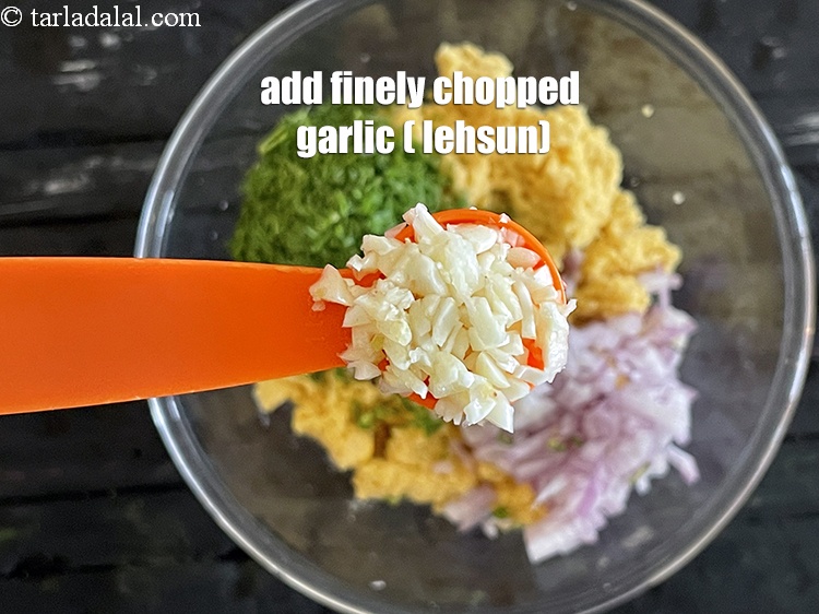 स्टेप 14 – १ टी-स्पून&nbsp;<a href=""https://www.tarladalal.com/glossary-chopped-garlic-hindi-790i"">बारीक कटा हुआ लहसुन</a>&nbsp;<span style=""font-size:11pt""><span style=""font-family:Calibri,sans-serif""><span style=""background-color:white""><span style=""font-family:&quot;Nirmala …
