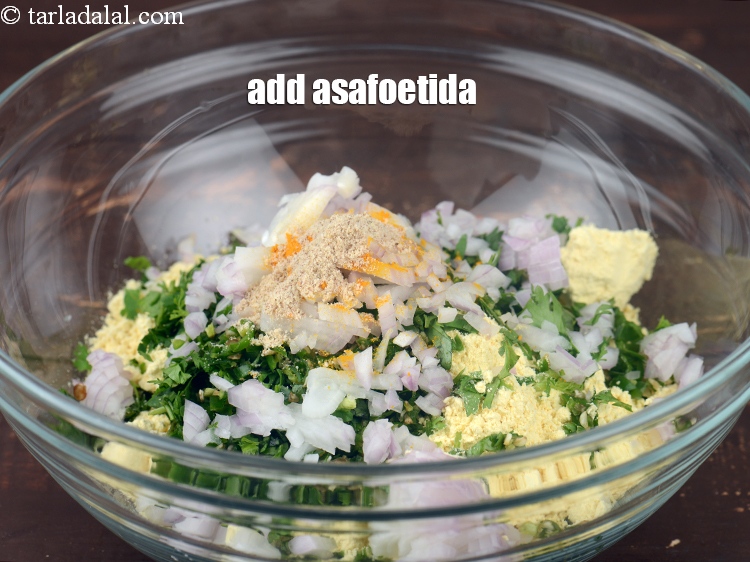 स्टेप 9 – १/४ टी-स्पून&nbsp;<a href=""https://www.tarladalal.com/glossary-asafoetida-hing-hindi-113i"">हींग</a> डालें।