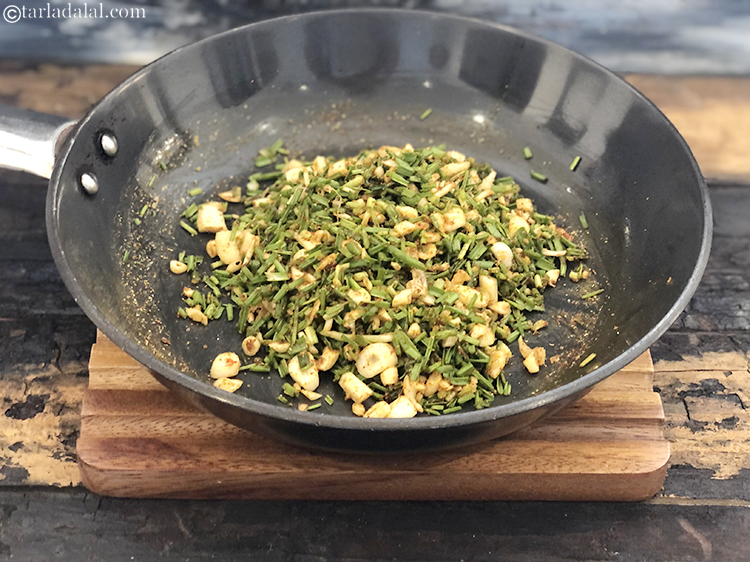 स्टेप 11 – एक चम्मच का उपयोग करके सभी सामग्रियों को एक साथ …