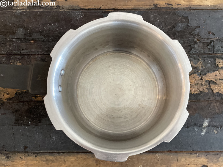 स्टेप 19 – प्रेशर कुकर में २ टेबल स्पून घी गरम करें।