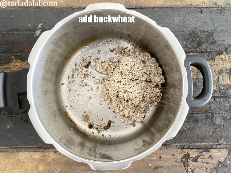 स्टेप 22 – ३/४ कप&nbsp;<a href=""https://www.tarladalal.com/glossary-buckwheat-kuttu-kutti-no-daro-kutto-hindi-427i"">कुट्टू</a>&nbsp;, धोकर छाना हुआ&nbsp;डालें।