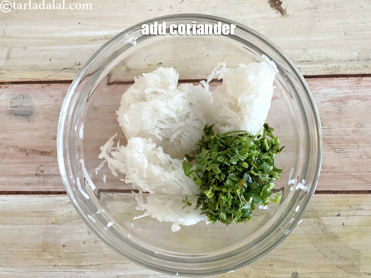 स्टेप 29 – १/४ कप <a href=""https://www.tarladalal.com/glossary-chopped-coriander-hindi-783i"">बारीक कटा हुआ हरा धनिया</a> डालें।