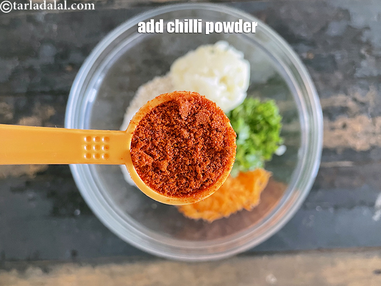 स्टेप 21 – १ टी-स्पून&nbsp;<a href=""https://www.tarladalal.com/glossary-chilli-powder-red-chilli-powder-hindi-339i"">मिर्च पाउडर</a>&nbsp;डालें।