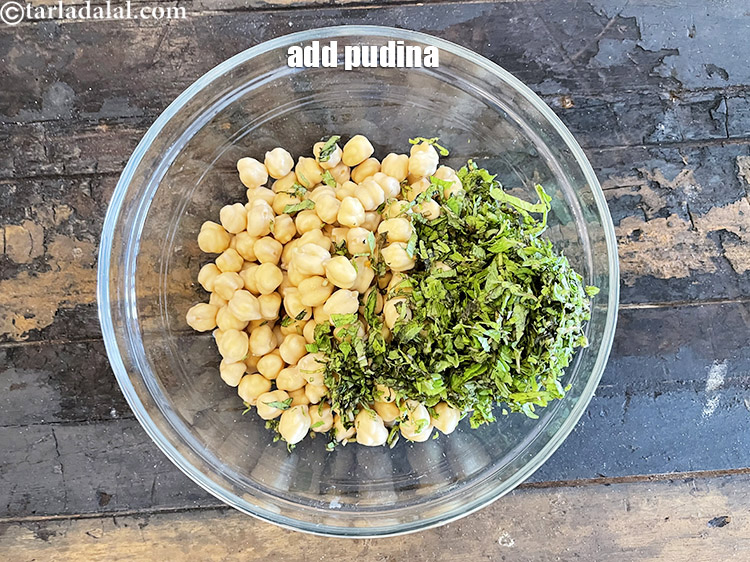 स्टेप 11 – १/२ कप <a href=""https://www.tarladalal.com/glossary-chopped-mint-hindi-788i"">कटे हुए पुदिने के पत्ते</a> डालें।