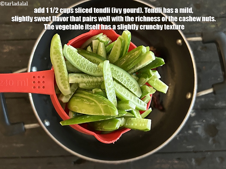 स्टेप 10 – १ १/२ कप&nbsp;<a href=""https://www.tarladalal.com/glossary-sliced-tendli-hindi-1161i"">स्लाईस्ड टेण्डली</a>&nbsp;डालें। टेंडली में हल्का, थोड़ा मीठा …