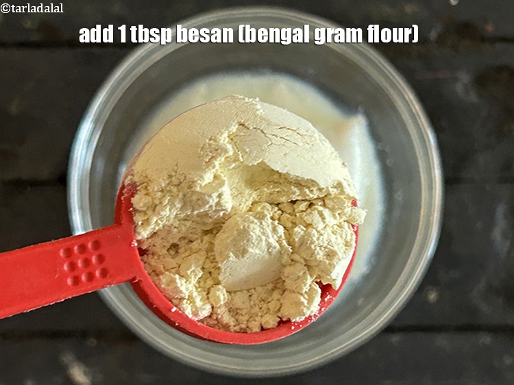 स्टेप 10 – १ टेबल-स्पून&nbsp;<a href=""https://www.tarladalal.com/glossary-besan-chana-dal-flour-bengal-gram-flour-hindi-952i"">बेसन</a>&nbsp;डालें।