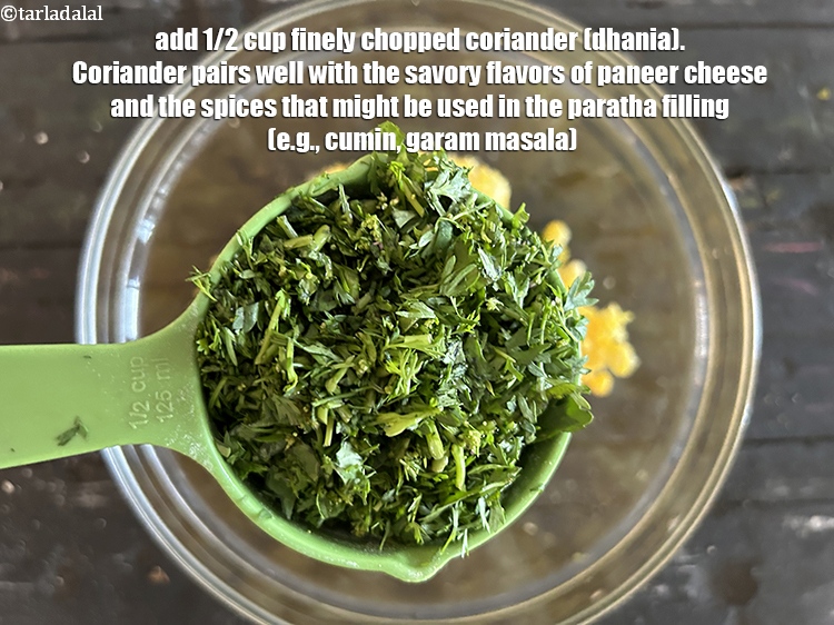 स्टेप 13 – १/२ कप&nbsp;<a href=""https://www.tarladalal.com/glossary-chopped-coriander-hindi-783i"">बारीक कटा हुआ हरा धनिया</a>&nbsp;डालें। धनिया पनीर के …