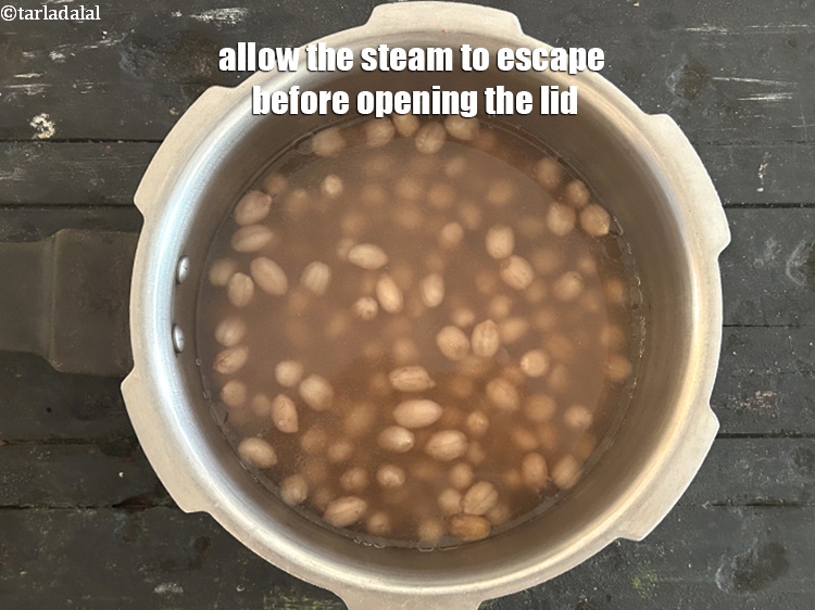 स्टेप 10 – ढक्कन खोलने से पहले भाप को बाहर निकलने दें।